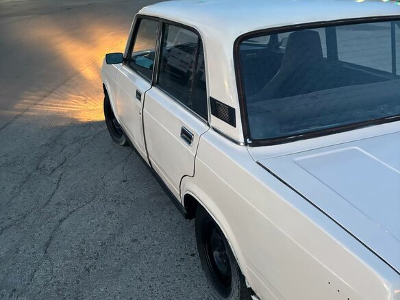 1989 Lada (ВАЗ) 2105, белый - вид 1