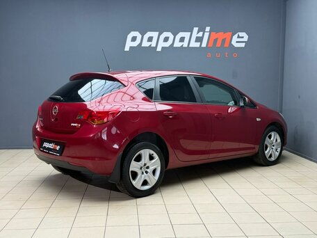 2011 Opel Astra J, красный, 675000 рублей, вид 3