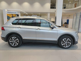 2018 Volkswagen Tiguan II, серебристый, 2490000 рублей, вид 4