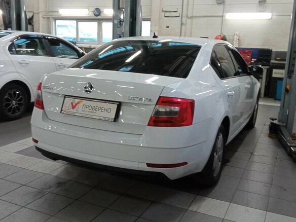 2018 Skoda Octavia III (A7) Рестайлинг, белый, 1350000 рублей - вид 2