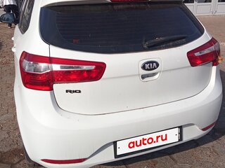 2013 Kia Rio 5-speed III, белый, 715000 рублей, вид 4