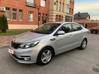 2016 Kia Rio III Рестайлинг, серебристый, 1130000 рублей, вид 1