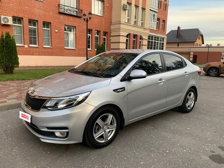 2016 Kia Rio III Рестайлинг, серебристый, 1130000 рублей, вид 1
