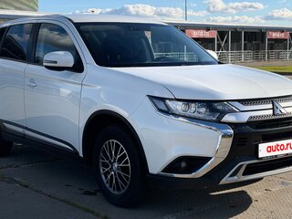 2020 Mitsubishi Outlander III Рестайлинг 3, белый, 1880000 рублей, вид 2