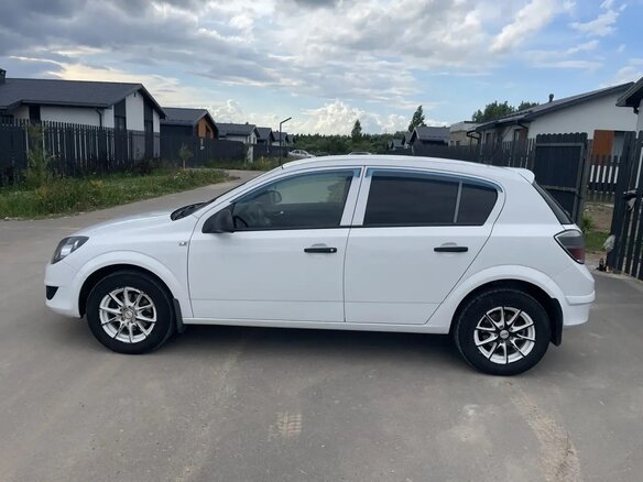 2013 Opel Astra H Рестайлинг, белый - вид 3