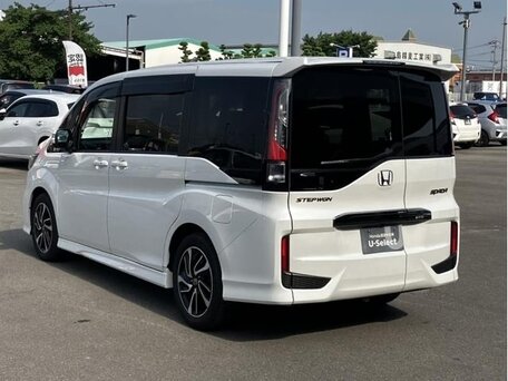 2021 Honda Stepwgn Spada V Рестайлинг, белый, 1950000 рублей, вид 5