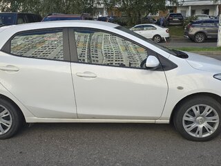 2011 Mazda 2 II Рестайлинг (DE2), белый, 750000 рублей, вид 3