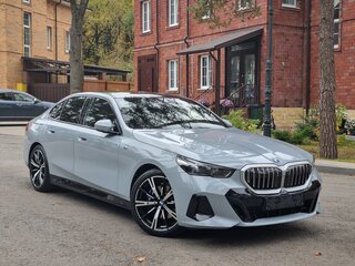 2024 BMW 5 серии 530i xDrive VIII (G60/G61/G68), серый, 7790000 рублей, вид 4