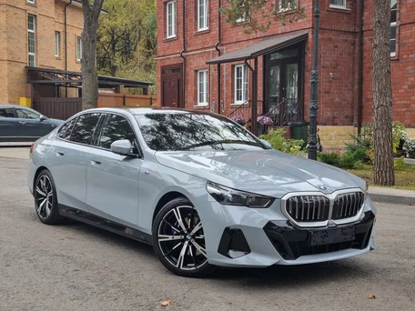 2024 BMW 5 серии 530i xDrive VIII (G60/G61/G68), серый, 7650000 рублей, вид 4