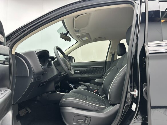 2022 Mitsubishi Outlander III Рестайлинг 3, чёрный, 1850000 рублей - вид 7