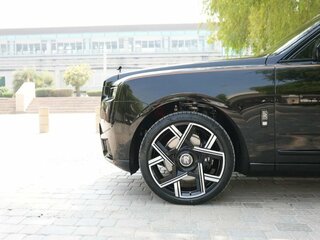 2026 Rolls-Royce Cullinan Black Badge I Рестайлинг (Series II), чёрный, 64990000 рублей, вид 3