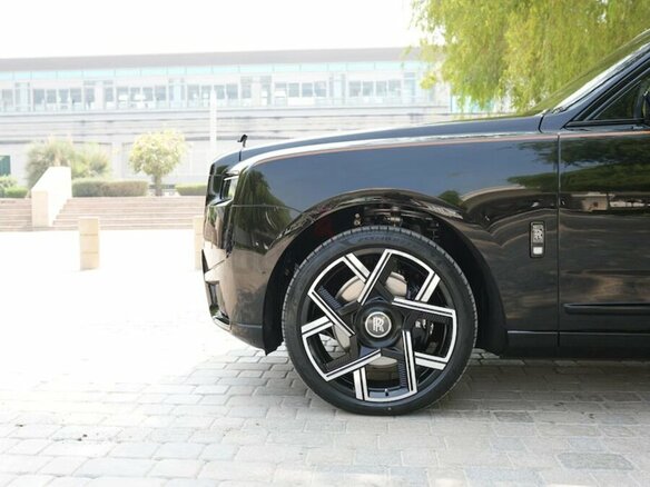 2026 Rolls-Royce Cullinan Black Badge I Рестайлинг (Series II), чёрный, 64990000 рублей - вид 2