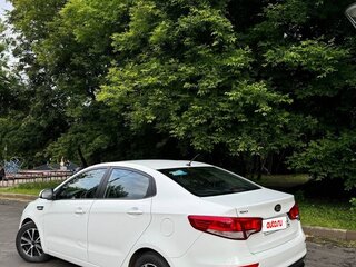 2015 Kia Rio III Рестайлинг, белый, 950000 рублей, вид 4