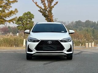 2023 Toyota Yaris L X XP150 Рестайлинг, белый, 1450000 рублей, вид 2