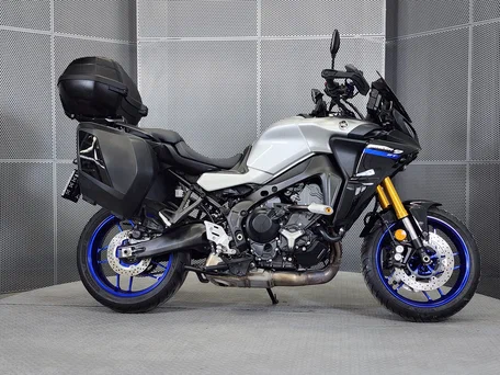 2021 Yamaha MT-09 Tracer (FJ-09), серебристый, 1277000 рублей, вид 1