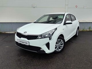 2020 Kia Rio IV Рестайлинг, белый, 1580000 рублей, вид 2