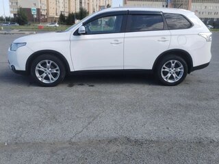 2014 Mitsubishi Outlander III Рестайлинг, белый, 1400000 рублей, вид 3