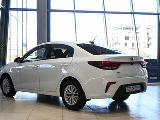 2019 Kia Rio IV, белый, 1395000 рублей, вид 4