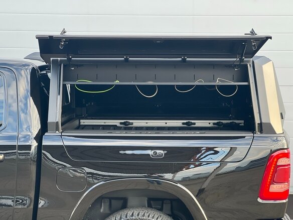 2023 Ram 1500 Quad Cab V, чёрный, 8400000 рублей - вид 15