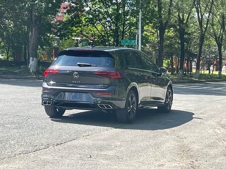 2023 Volkswagen Golf VIII, чёрный, 1880000 рублей, вид 4