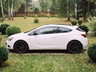 2014 Opel Astra GTC J Рестайлинг, белый, 900000 рублей, вид 3
