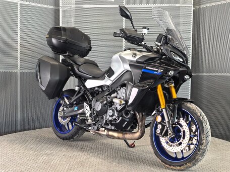2022 Yamaha MT-09 Tracer (FJ-09), серебристый, 1399000 рублей, вид 2