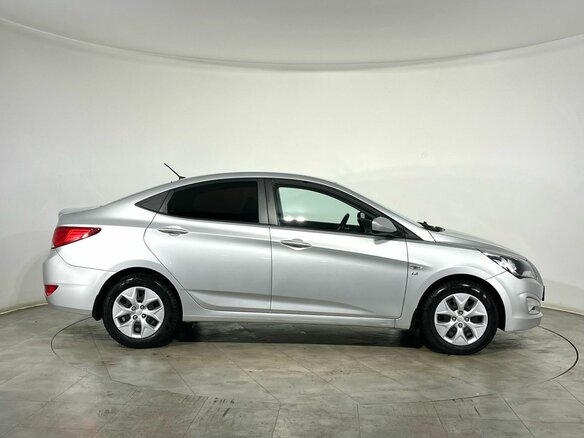 2016 Hyundai Solaris I Рестайлинг, серебристый, 1100000 рублей - вид 3