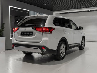 2018 Mitsubishi Outlander III Рестайлинг 3, белый, 2000000 рублей, вид 5