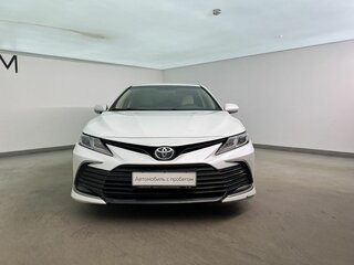 2023 Toyota Camry VIII (XV70) Рестайлинг, белый, 3250000 рублей, вид 3