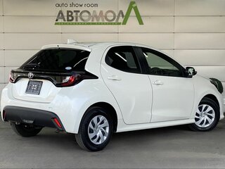 2020 Toyota Yaris IV, белый, 1319000 рублей, вид 4