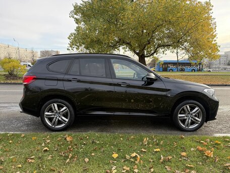 2020 BMW X1 20i xDrive II (F48) Рестайлинг, чёрный, 3387000 рублей, вид 3
