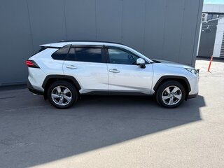 2022 Toyota RAV4 V (XA50), белый, 3490000 рублей, вид 4