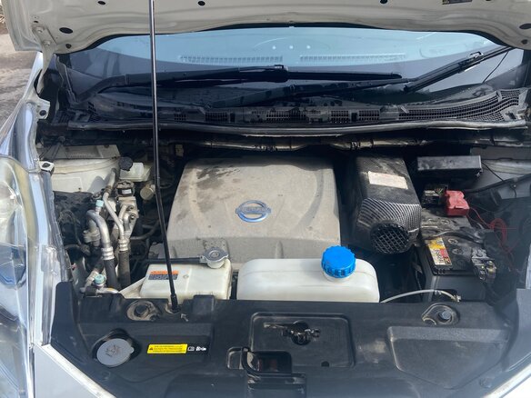 2013 Nissan Leaf (EM57) I (ZE0/AZE0), белый, 1250000 рублей - вид 15