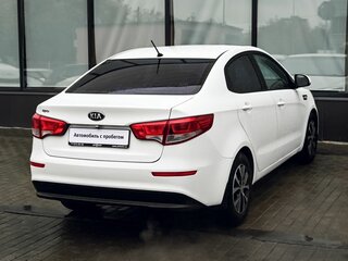 2015 Kia Rio III Рестайлинг, белый, 999000 рублей, вид 5