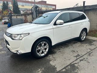 2012 Mitsubishi Outlander III, белый, 1400000 рублей, вид 2