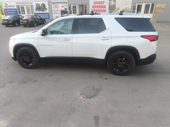 2018 Chevrolet Traverse II, белый, 2900000 рублей - вид 4