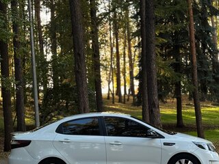 2013 Kia Rio 5-speed III, белый, 640000 рублей, вид 4