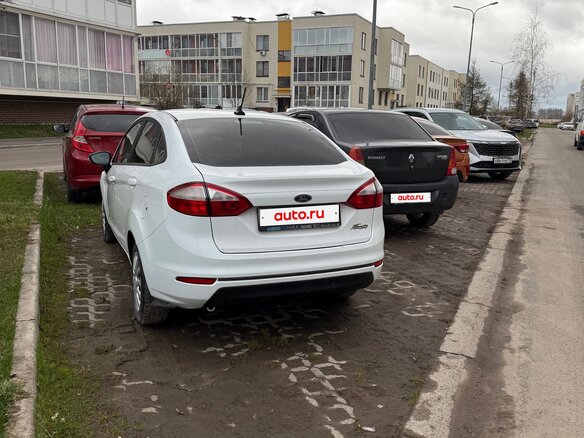2016 Ford Fiesta Mk6 Рестайлинг, белый, 900000 рублей - вид 1