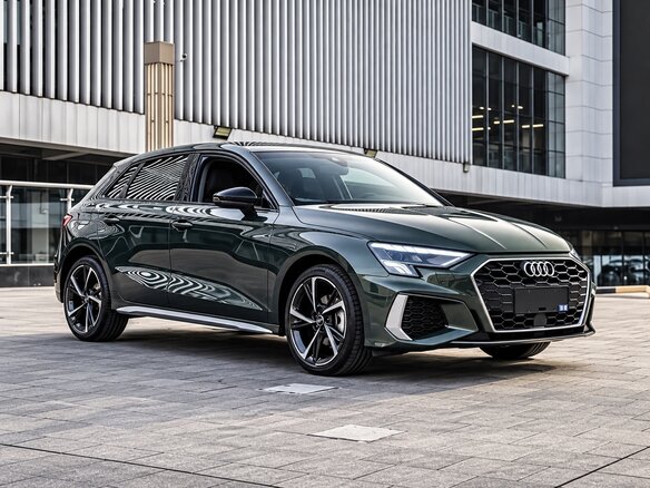 2023 Audi A3 Sportback 35 TFSI IV (8Y), зелёный, 2300002 рублей - вид 1