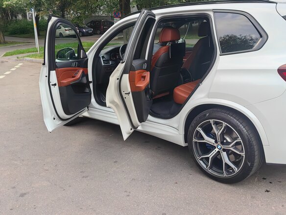 2020 BMW X5 M50i IV (G05/G18), белый, 7100000 рублей - вид 3