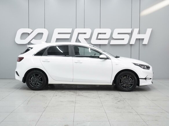 2022 Kia Ceed III Рестайлинг, белый, 1900000 рублей - вид 4