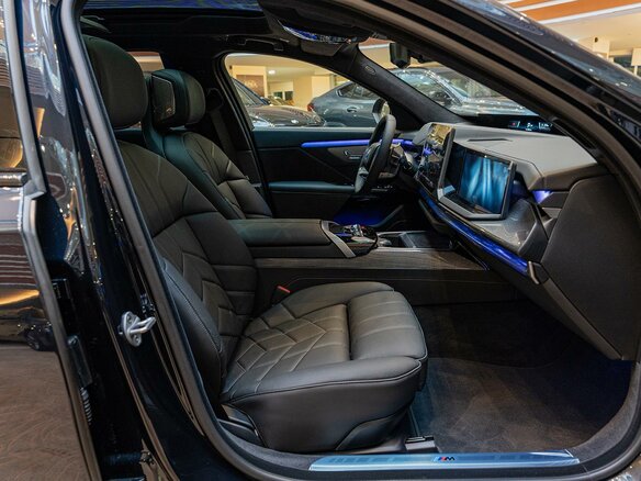 2026 BMW 7 серии 740 xDrive VII (G70) Рестайлинг, синий, 24190000 рублей - вид 11