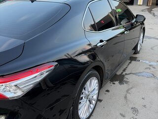 2020 Toyota Camry VIII (XV70), чёрный, 3390000 рублей, вид 3