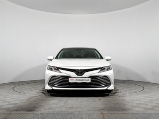 2019 Toyota Camry VIII (XV70), белый, 2390000 рублей, вид 2