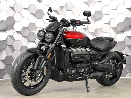 2025 Triumph Rocket 3, красный, 2999000 рублей, вид 2