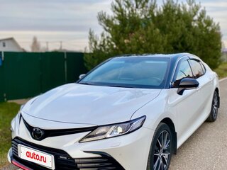 2021 Toyota Camry VIII (XV70) Рестайлинг, белый, 3350000 рублей, вид 2