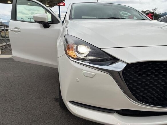 2022 Mazda 2 III (DJ) Рестайлинг, белый, 890700 рублей - вид 2