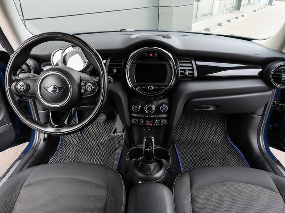 2018 Mini Hatch Cooper III (F55/F56) Рестайлинг, синий, 1898000 рублей - вид 12
