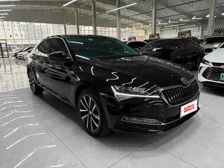 2022 Skoda Superb III Рестайлинг, чёрный, 1900000 рублей, вид 2