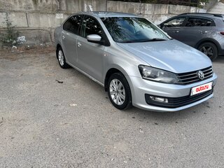 2015 Volkswagen Polo V Рестайлинг, серебристый, 700000 рублей, вид 3